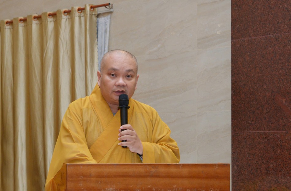 Thượng tọa Thích Trung Nguyện, Phó Thư ký kiêm Chánh Văn phòng Ban Trị sự TP.HCM điều hành phần trao Giáo chỉ tấn phong giáo phẩm Thượng tọa Thích Trung Nguyện, Phó Thư ký kiêm Chánh Văn phòng Ban Trị sự TP.HCM điều hành phần trao Giáo chỉ tấn phong giáo phẩm