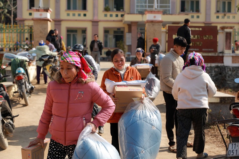 Bà con nhận quà từ đoàn Ban Kinh tê - Tài chính T.Ư, tại tỉnh Cao Bằng Bà con nhận quà từ đoàn Ban Kinh tê - Tài chính T.Ư, tại tỉnh Cao Bằng