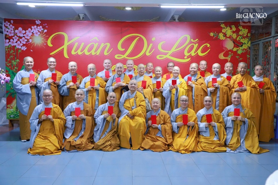 Chụp ảnh lưu niệm cùng Ni trưởng Thích nữ Tịnh Nguyện tại chùa Phước Hải