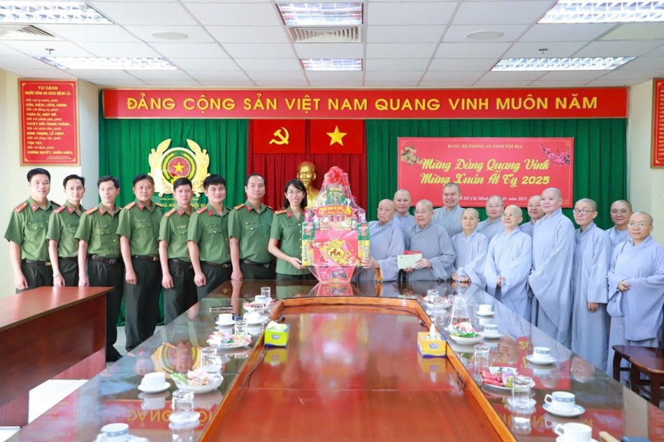 Ni trưởng Thích nữ Như Như trao quà Tết chúc mừng đến Phòng An ninh nội địa - Công an TP.HCM