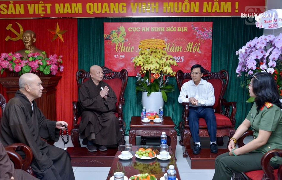 Thiếu tướng Võ Hùng Minh, Phó Cục trưởng Cục An ninh nội địa - Bộ Công an tiếp Hòa thượng Thích Lệ Trang và phái đoàn