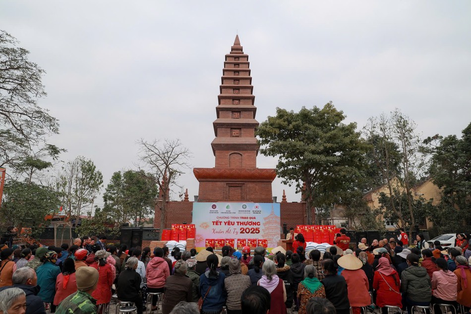 Bà con tỉnh Hưng Yên đến nhận quà &quot;Tết yêu thương&quot;