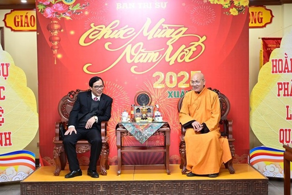 Hòa thượng Thích Quảng Tùng tiếp thân mật ông Cát Ngọc Trình