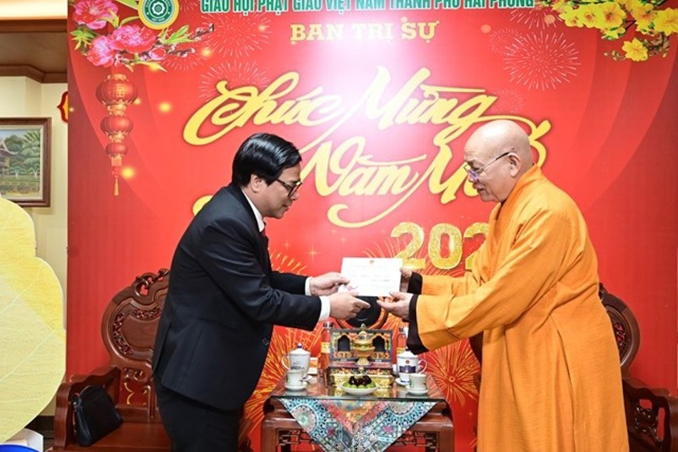 Ông Cát Ngọc Trình trao thiệp chúc xuân đến Hòa thượng Thích Quảng Tùng