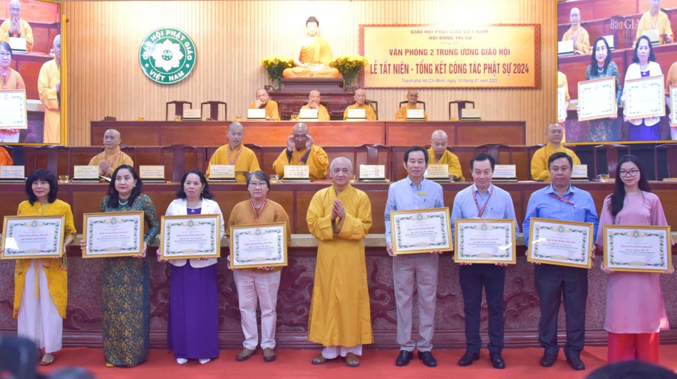 Hòa thượng Thích Huệ Thông trao Bằng tuyên dương công đức đến thành viên thuộc Văn phòng II T.Ư Hòa thượng Thích Huệ Thông trao Bằng tuyên dương công đức đến thành viên thuộc Văn phòng II T.Ư