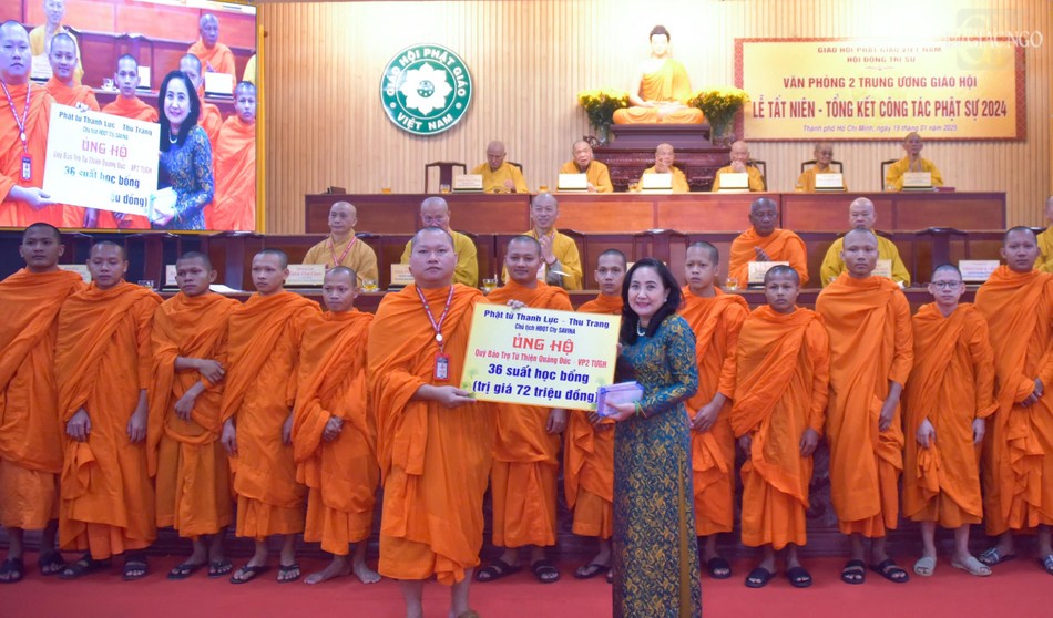 Phật tử Thanh Lực - Thu Trang trao 36 học bổng đến chư Tăng, sinh viên các trường đại học, cao đẳng Phật tử Thanh Lực - Thu Trang trao 36 học bổng đến chư Tăng, sinh viên các trường đại học, cao đẳng