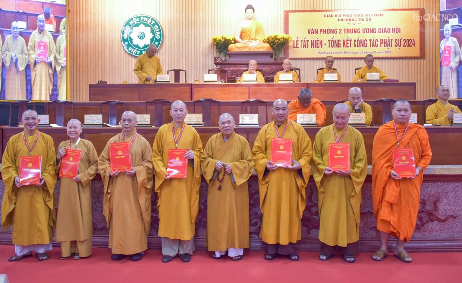 Thành viên Tổ công tác Văn phòng II T.Ư phục vụ Đại lễ Vesak Liên Hiệp Quốc 2025 nhận quyết định Thành viên Tổ công tác Văn phòng II T.Ư phục vụ Đại lễ Vesak Liên Hiệp Quốc 2025 nhận quyết định