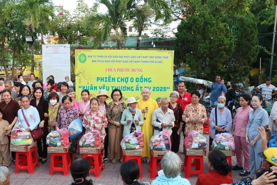 Ban Từ thiện xã hội GHPGVN tỉnh trao quà Tết đến bà con khó khăn, tại chùa Phước Hưng Ban Từ thiện xã hội GHPGVN tỉnh trao quà Tết đến bà con khó khăn, tại chùa Phước Hưng