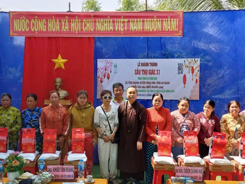 Ban Tổ chức trao 50 phần quà đến bà con khó khăn tại địa phương Ban Tổ chức trao 50 phần quà đến bà con khó khăn tại địa phương