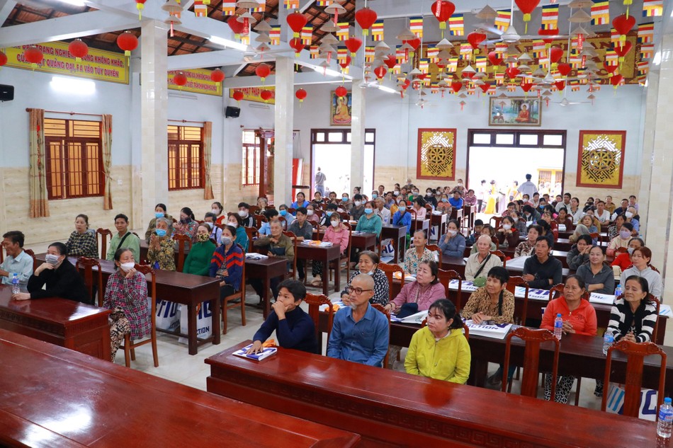 Bà con địa phương tham dự