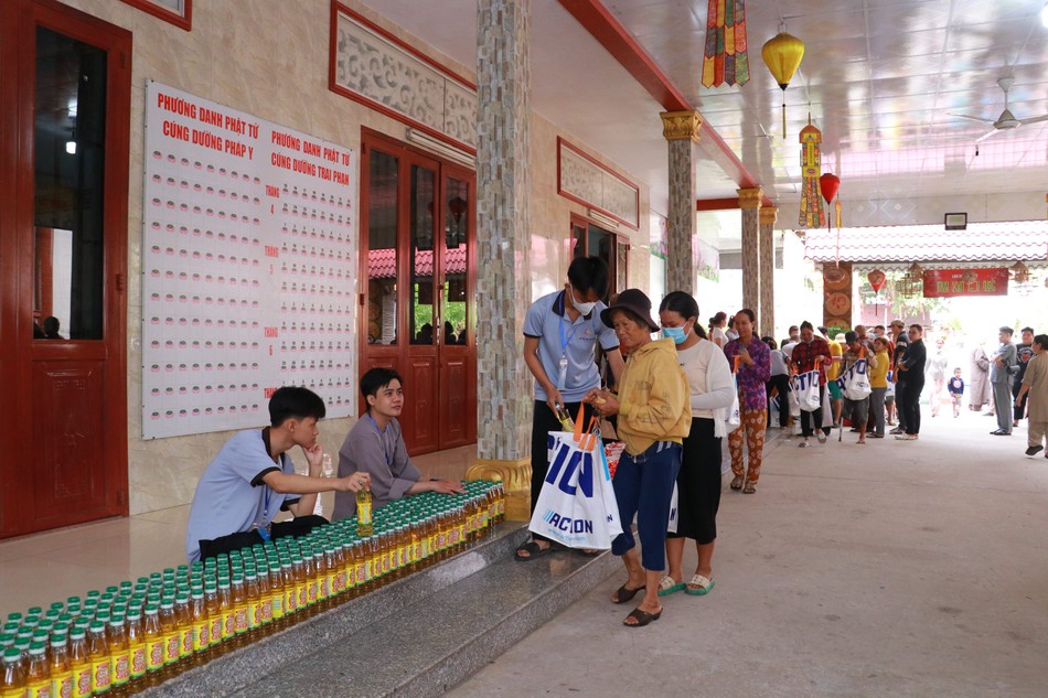 Người dân địa phương đi chợ chọn thực phẩm cho ngày Tết