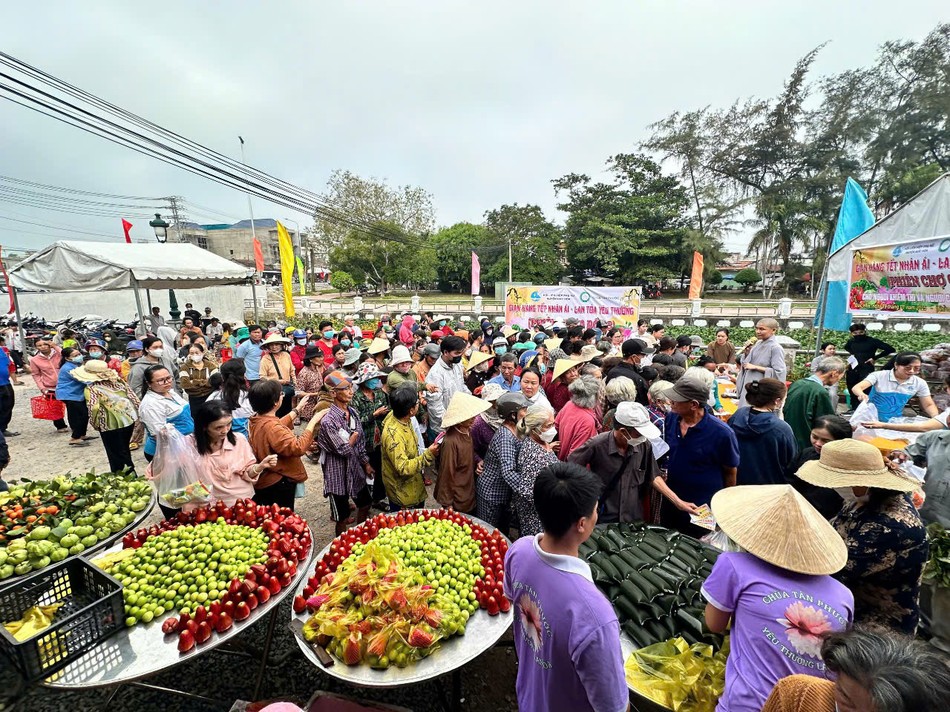 Phiên chợ 0 đồng tại chùa Tân Phước