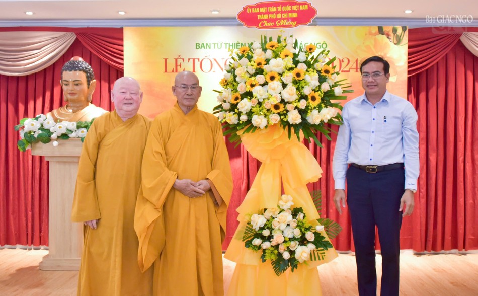 Ông Thạch Nghi Xuân tặng hoa chúc mừng Ban Từ thiện xã hội Báo Giác Ngộ