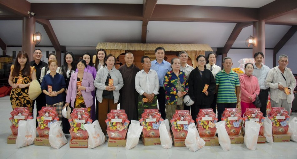 Thượng tọa Thích Trí Chơn, Trưởng ban Văn hóa GHPGVN TP.HCM, trụ trì tu viện Khánh An trao quà đến bà con khó khăn Thượng tọa Thích Trí Chơn, Trưởng ban Văn hóa GHPGVN TP.HCM, trụ trì tu viện Khánh An trao quà đến bà con khó khăn