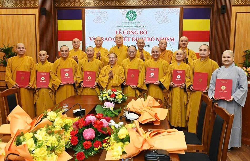 5 cán bộ được tuyển dụng làm việc tại Văn phòng I T.Ư 5 cán bộ được tuyển dụng làm việc tại Văn phòng I T.Ư