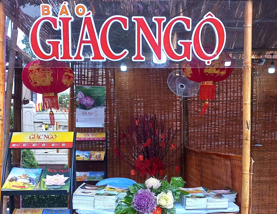 Báo Giác Ngộ tại Phố ông đồ Xuân Ất Tỵ Báo Giác Ngộ tại Phố ông đồ Xuân Ất Tỵ