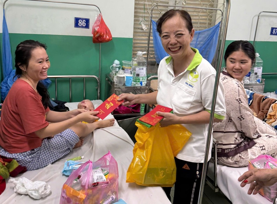 Chia sẻ với bệnh nhi trong ngày 26 Tết - Ảnh: T.G