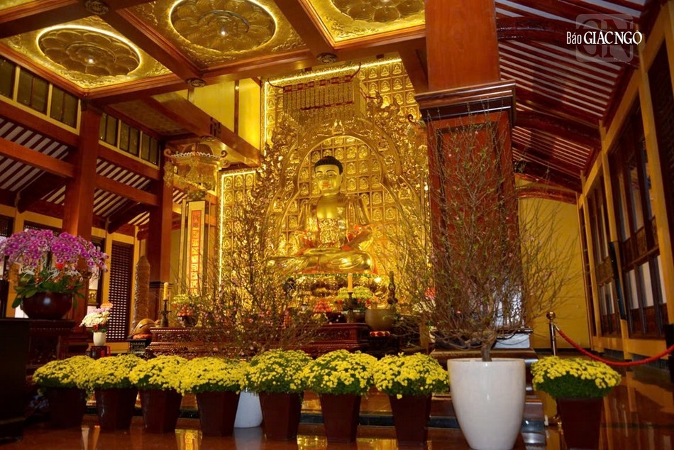 Sắc xuân tại chánh điện Việt Nam Quốc Tự Sắc xuân tại chánh điện Việt Nam Quốc Tự