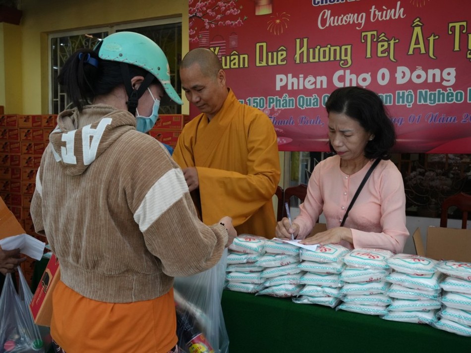 Người dân chọn mua thực phẩm tại phiên chợ Người dân chọn mua thực phẩm tại phiên chợ