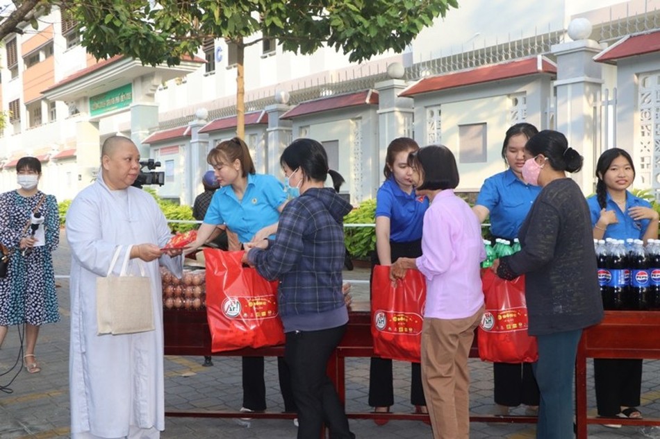 Trao quà Tết đến người dân có hoàn cảnh khó khăn trong Phiên chợ xuân 0 đồng Trao quà Tết đến người dân có hoàn cảnh khó khăn trong Phiên chợ xuân 0 đồng