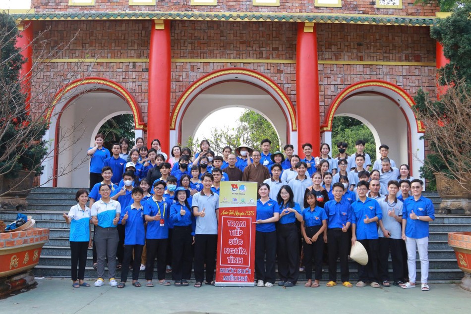 Các tình nguyện viên tiếp nước, bánh mì cho người từ TP.HCM trở về quê hương nghỉ Tết Ất Tỵ