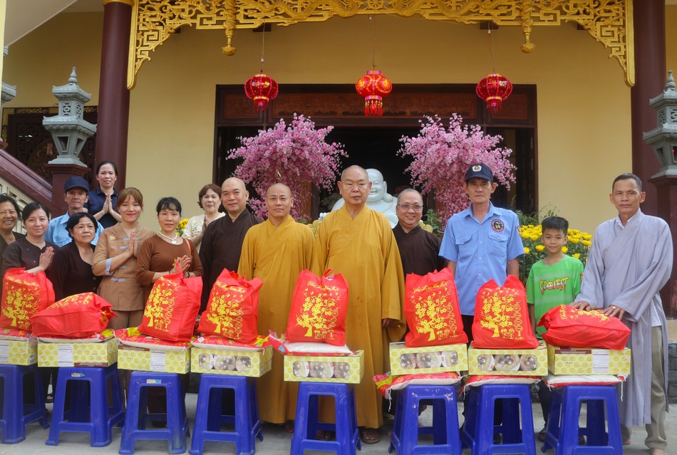 Các tự viện trao quà Tết đến những gia đình khó khăn vui xuân đón Tết Các tự viện trao quà Tết đến những gia đình khó khăn vui xuân đón Tết