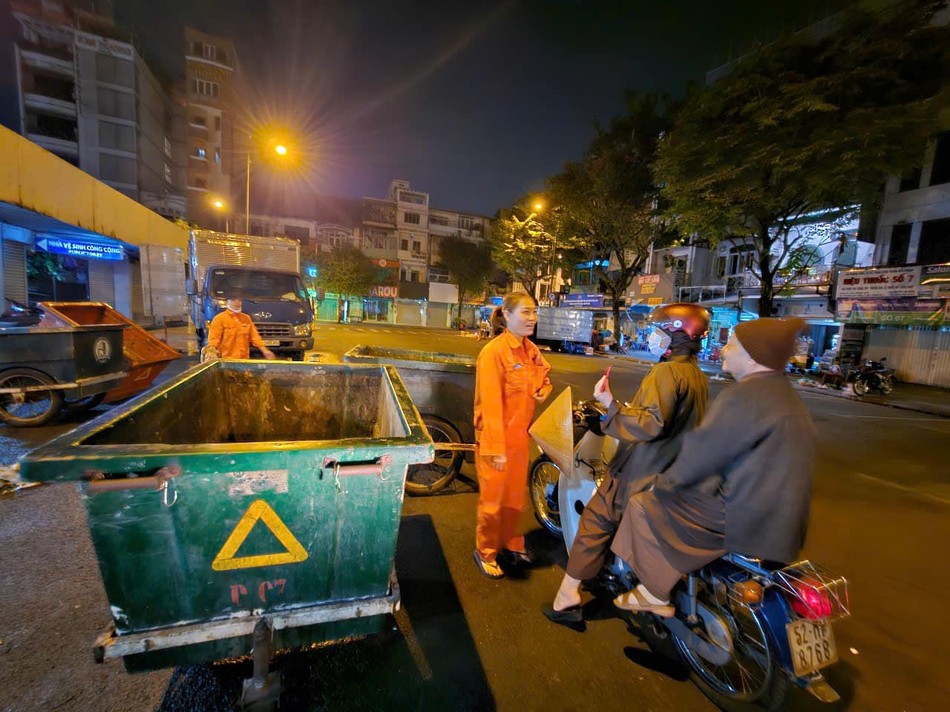 Vào ngày cuối năm hàng năm, Ni trưởng Thích nữ Tịnh Nguyện duy trì chuyến thăm, trao lộc Tết đến công nhân môi trường đang làm sạch, đẹp Thành phố