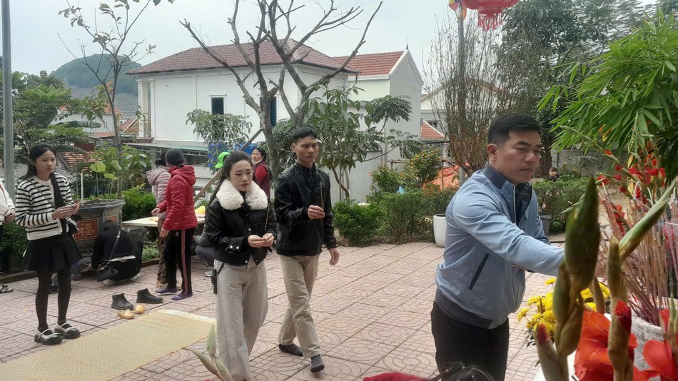 Phật tử dâng hương cầu nguyện bình an trong ngày đầu tiên của năm mới Ất Tỵ Phật tử dâng hương cầu nguyện bình an trong ngày đầu tiên của năm mới Ất Tỵ