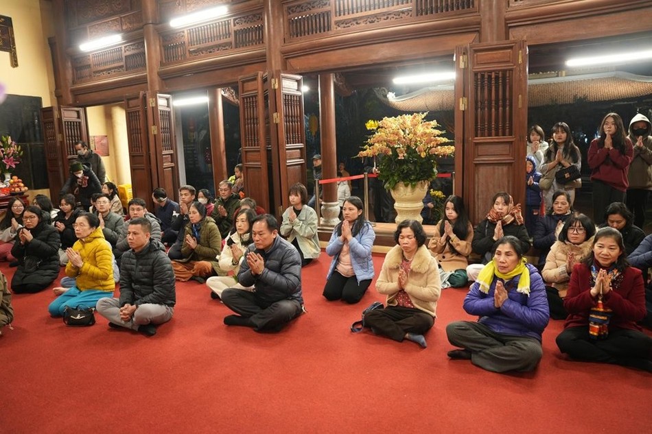 Phật tử về chùa nghe pháp trong thời khắc đón năm mới Ất Tỵ