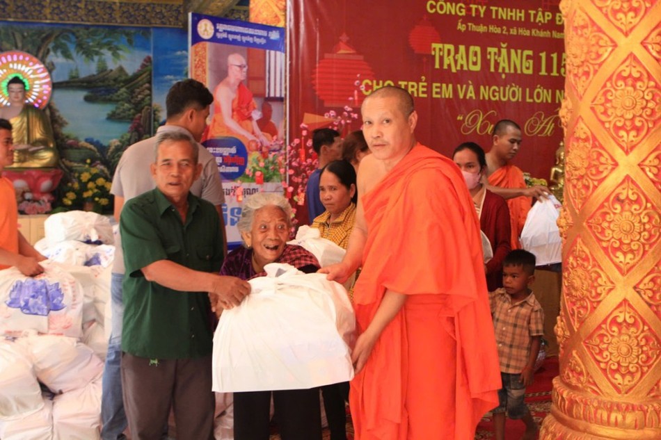 Thượng tọa Thích Pháp Quyền trao quà Tết Thượng tọa Thích Pháp Quyền trao quà Tết