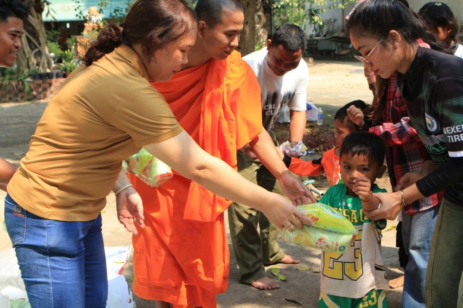 Trao quà xuân cho các cháu thiếu nhi Trao quà xuân cho các cháu thiếu nhi