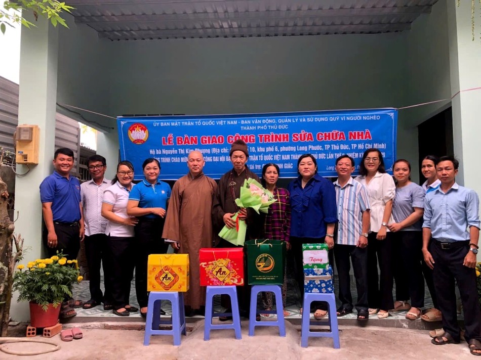 Chùa Minh Giác cùng Ủy ban MTTQVN TP.Thủ Đức bàn giao căn nhà cho hộ nghèo đón Tết Chùa Minh Giác cùng Ủy ban MTTQVN TP.Thủ Đức bàn giao căn nhà cho hộ nghèo đón Tết