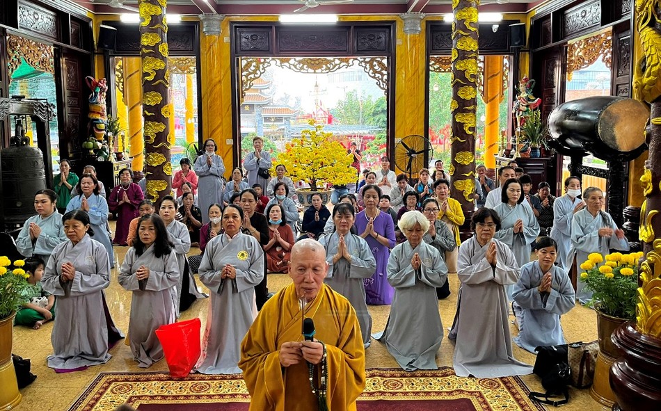 Hòa thượng Thích Giác Trí hướng dẫn Phật tử cúng dường Tam bảo vào đầu năm mới Ất Tỵ Hòa thượng Thích Giác Trí hướng dẫn Phật tử cúng dường Tam bảo vào đầu năm mới Ất Tỵ