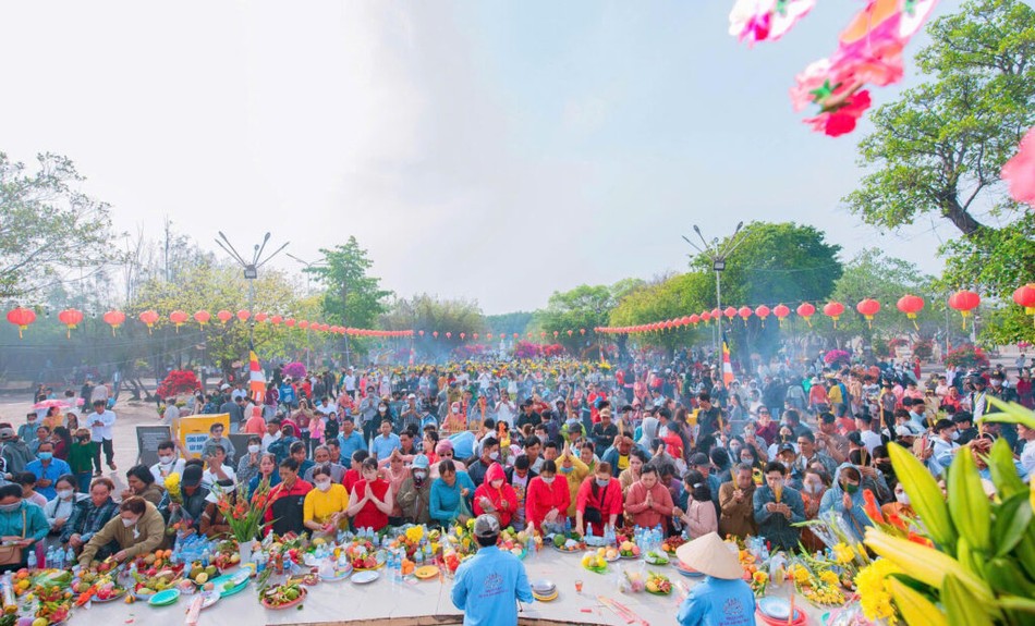 Bà con các tỉnh Tây Nam Bộ dâng lễ và xin lộc, cầu an đầu năm tại Quán Âm Phật Đài, TP.Bạc Liêu, tỉnh Bạc Liêu