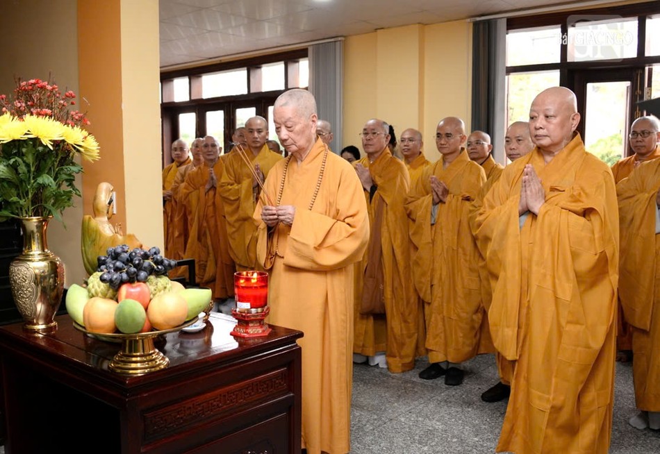 Đức Pháp chủ niêm hương mở cửa Văn phòng Ban Trị sự TP.HCM Đức Pháp chủ niêm hương mở cửa Văn phòng Ban Trị sự TP.HCM