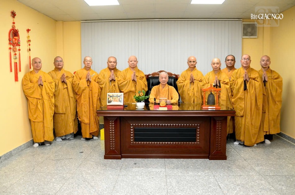 Chư tôn đức Ban Trị sự TP.HCM chụp ảnh lưu niệm với Đức Pháp chủ trong ngày làm việc trở lại của Văn phòng Ban Trị sự Thành phố Chư tôn đức Ban Trị sự TP.HCM chụp ảnh lưu niệm với Đức Pháp chủ trong ngày làm việc trở lại của Văn phòng Ban Trị sự Thành phố