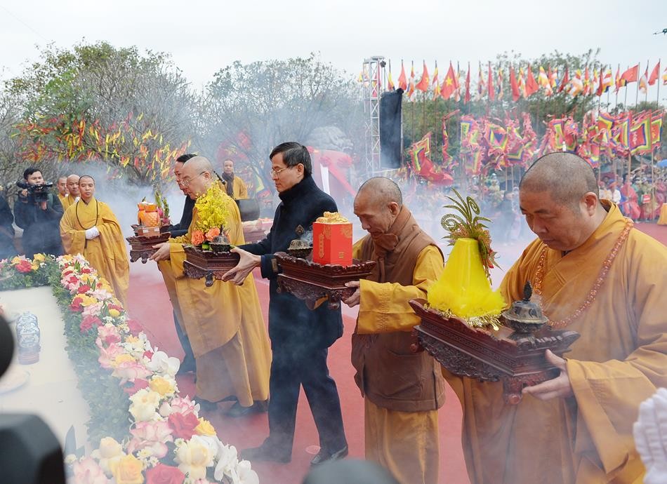 Dâng lục cúng, cầu nguyện quốc thái dân an Dâng lục cúng, cầu nguyện quốc thái dân an