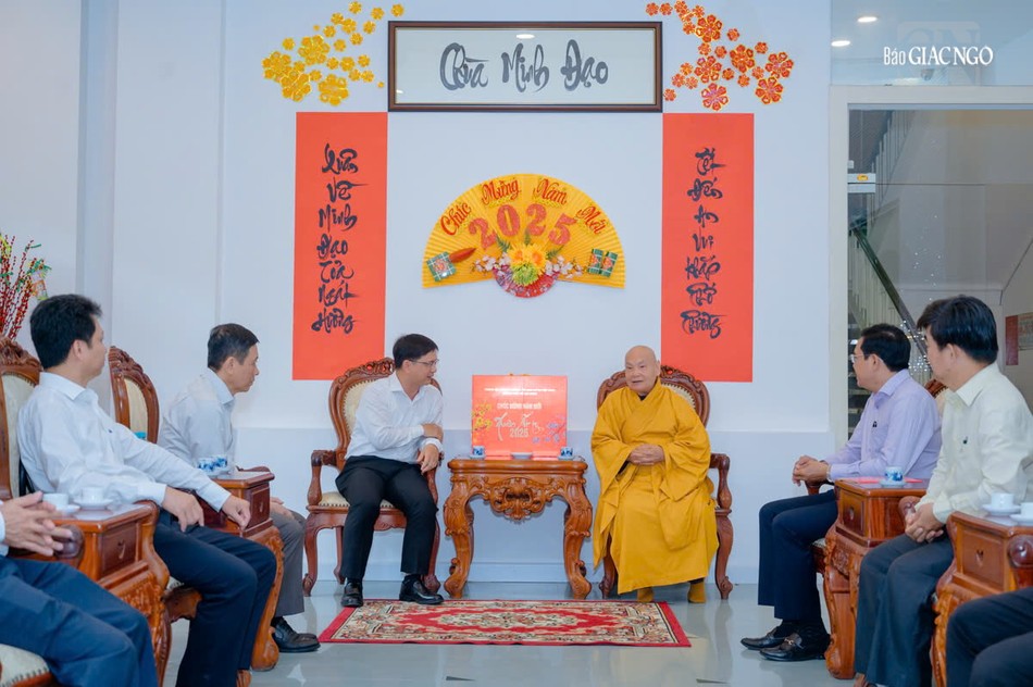 Trưởng lão Hòa thượng Chủ tịch Hội đồng Trị sự GHPGVN tiếp thân mật ông Nguyễn Mạnh Cường, Trưởng ban Tuyên giáo và Dân vận Thành ủy TP.HCM