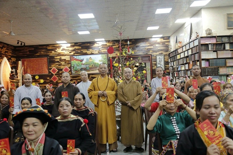 Chư tôn đức cùng các Phật tử trong buổi họp mặt đầu năm Chư tôn đức cùng các Phật tử trong buổi họp mặt đầu năm