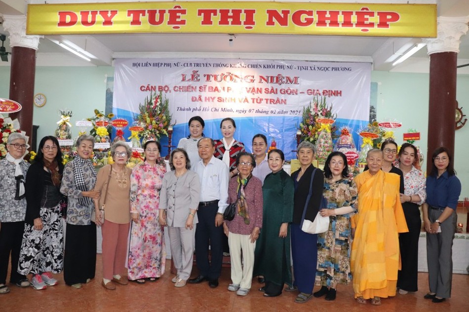 Chụp ảnh lưu niệm tại tịnh xá Ngọc Phương Chụp ảnh lưu niệm tại tịnh xá Ngọc Phương