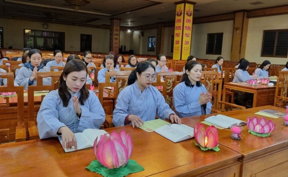 Thành viên câu lạc bộ tụng thời kinh Dược Sư cầu an trong năm mới Thành viên câu lạc bộ tụng thời kinh Dược Sư cầu an trong năm mới