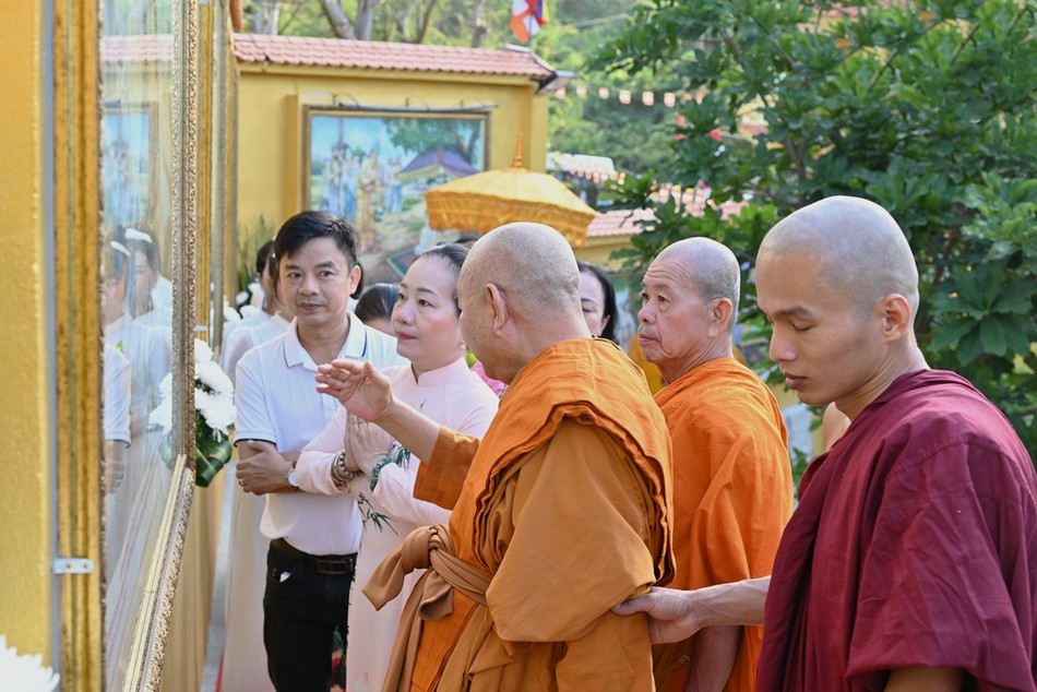 Chư Tăng và Phật tử thưởng lãm những tác phẩm tại chùa Bồ Đề Chư Tăng và Phật tử thưởng lãm những tác phẩm tại chùa Bồ Đề