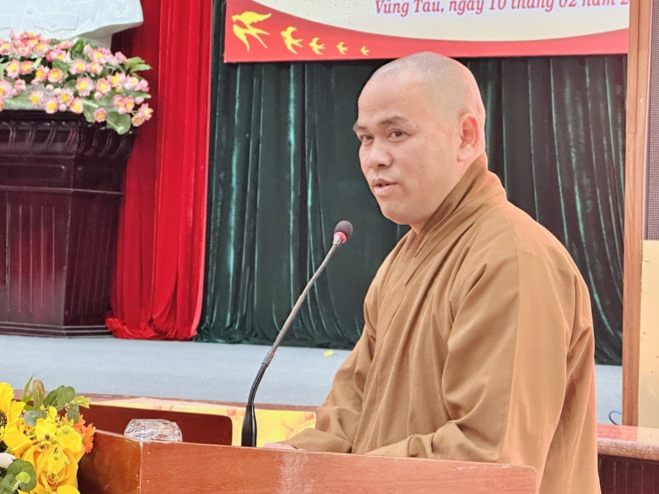 Thượng tọa Thích Thiện Thông phát biểu tại buổi họp mặt Thượng tọa Thích Thiện Thông phát biểu tại buổi họp mặt