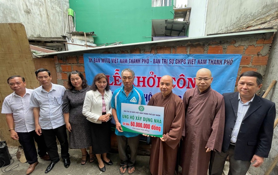 Thượng tọa Thích Hạnh Chơn trao ủng hộ kinh phí xây dựng nhà tình thương