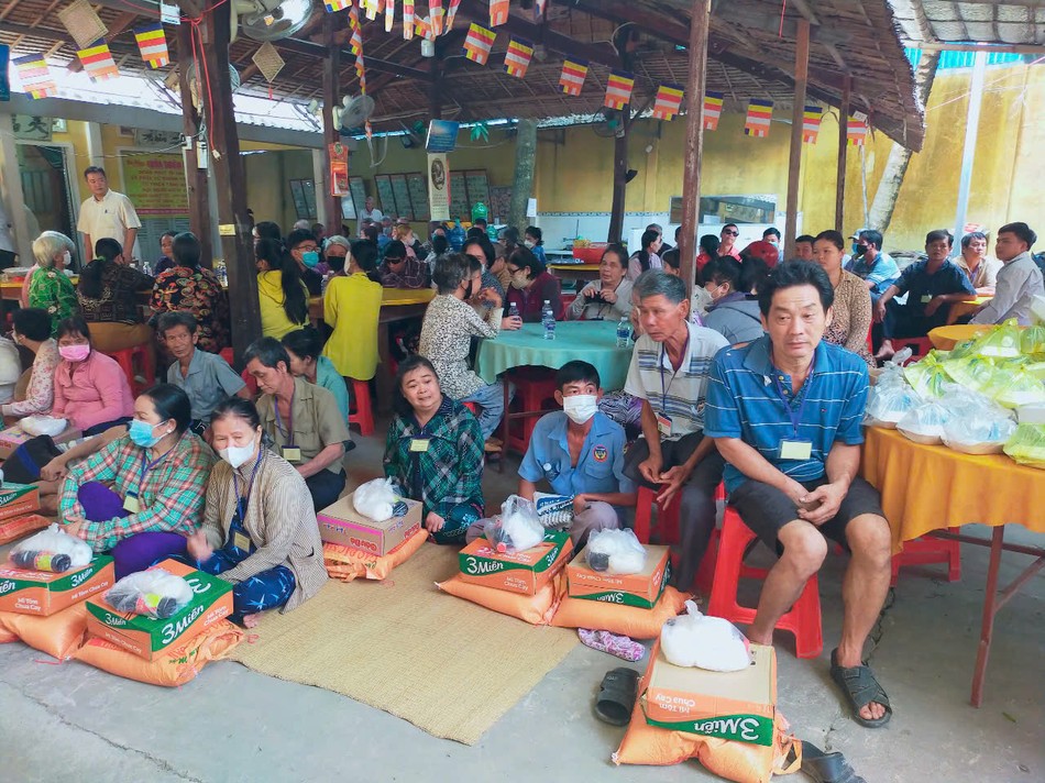 Bà con nghèo, mù, khuyết tật về chùa Thiên Phước nhận quà