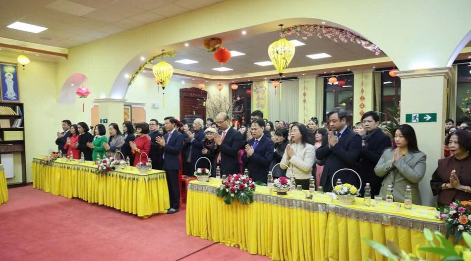 Đại chúng cùng cầu nguyện quốc thới dân an, chúng sinh an lạc Đại chúng cùng cầu nguyện quốc thới dân an, chúng sinh an lạc