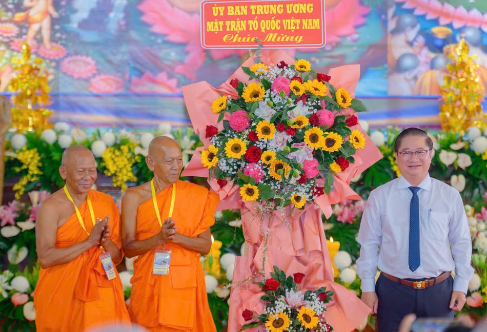 Đại diện Ủy ban Trung ương MTTQVN tặng hoa chúc mừng