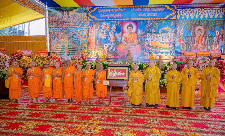 Trưởng lão Hòa thượng Chủ tịch Hội đồng Trị sự tặng bức tranh hoa sen vàng đến Hội đồng Điều hành Học viện