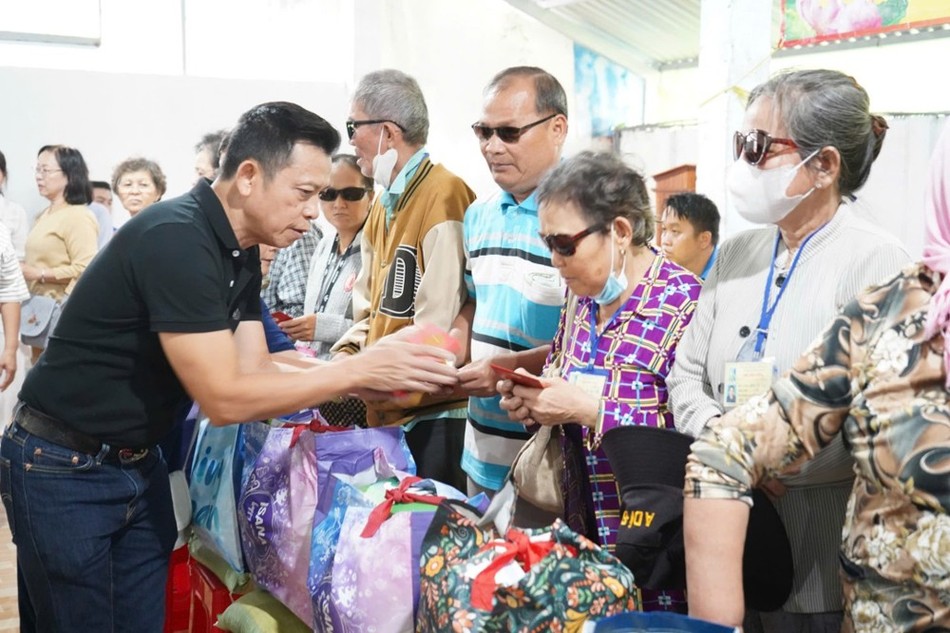 Trao quà đến người khuyết tật và khiếm thính, tại chùa Phú Khánh Trao quà đến người khuyết tật và khiếm thính, tại chùa Phú Khánh