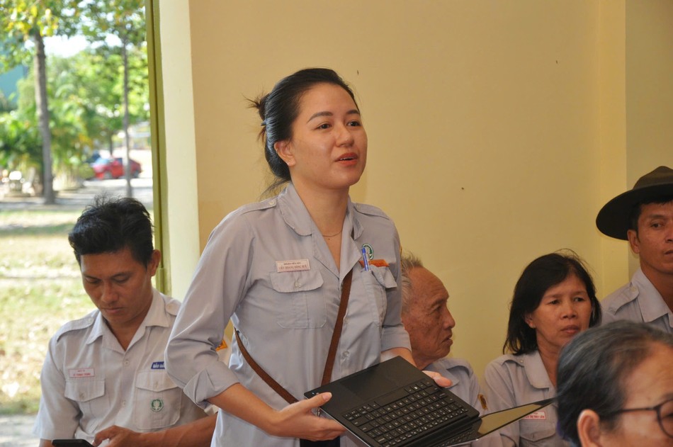 Huynh trưởng cấp Tín Nhuận Hiền Hoa Liễu Hoàng Đông Huệ trình bày về kế hoạch chương trình văn nghệ